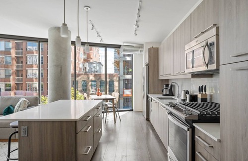 West Loop Apartment | Trendy West Loop 2BR w/W/D, Gym & Lounge, nr L, by Blueground