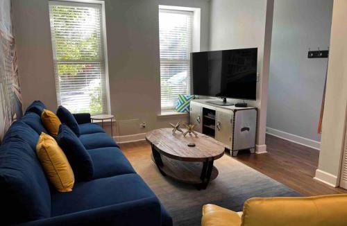 West Town Apartment | Trendy West Town Flat - 2 bed/1.5 bath w parking