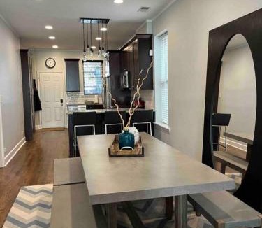 West Town Apartment | Trendy West Town Flat - 2 bed/1.5 bath w parking