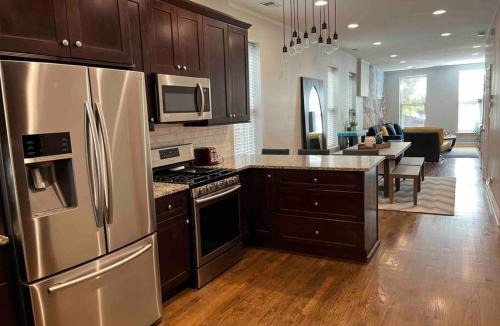 West Town Apartment | Trendy West Town Flat - 2 bed/1.5 bath w parking