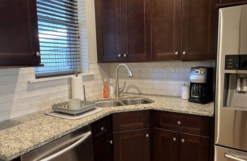 West Town Condo | Trendy West Town Flat - 2 bed/1.5 bath with parking