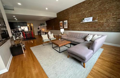 Wicker Park House | Trendy Wicker Park Loft with Parking
