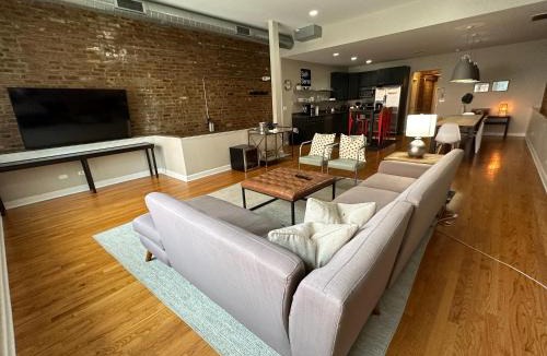 Wicker Park House | Trendy Wicker Park Loft with Parking