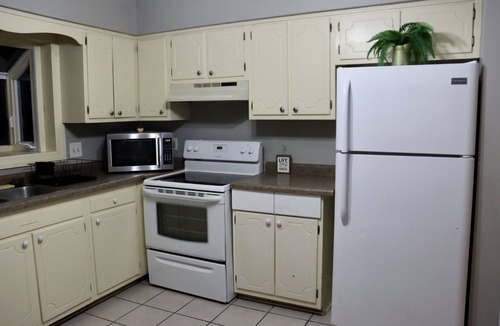 Fox Valley Apartment | Tropical Apartment Overlooking Golf Course, Minutes to Attractions
