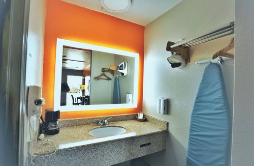 Shenandoah Hotel | Two Double Beds at Scottish Inns Shenandoah Woodlands Mall, Free Parking