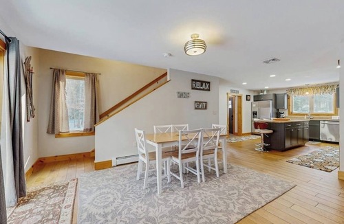 Bartlett House | Two-level Townhome with Gas Fireplace, Deck, and Grill - Amazing Location