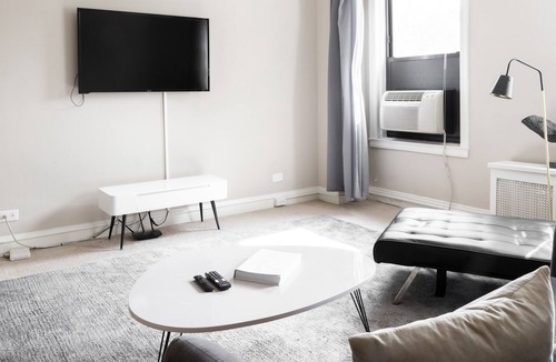 East Hyde Park Apartment | UChicago, Lake, Sci Museam | Gym + W&D | Zencity