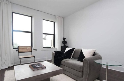 East Hyde Park Apartment | UChicago, Lake, Sci Museum | Gym + W&D | Zencity