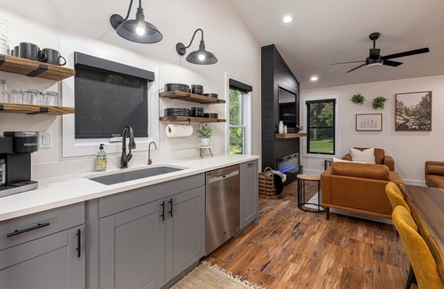Goreville Cabin | Ultra Modern Private Cabin w/HOT TUB | Sleeps 6