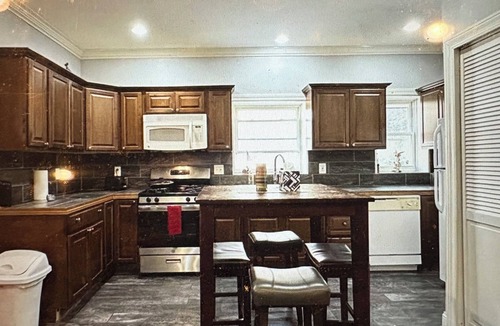 Rogers Park Condo | Unforgettable fully furnished three bedroom, one bathroom in Edgewater