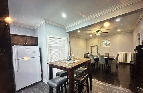 Rogers Park Condo | Unforgettable fully furnished three bedroom, one bathroom in Edgewater