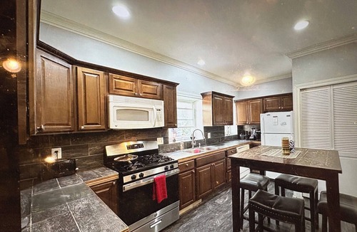 Rogers Park Condo | Unforgettable fully furnished three bedroom, one bathroom in Edgewater