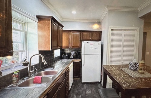 Rogers Park Condo | Unforgettable fully furnished three bedroom, one bathroom in Edgewater