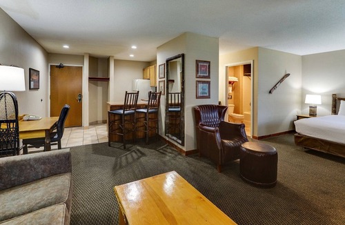 Peoria Hotel | Unique Lodgings with Panoramic Views in Scenic Illinois | 3 Units