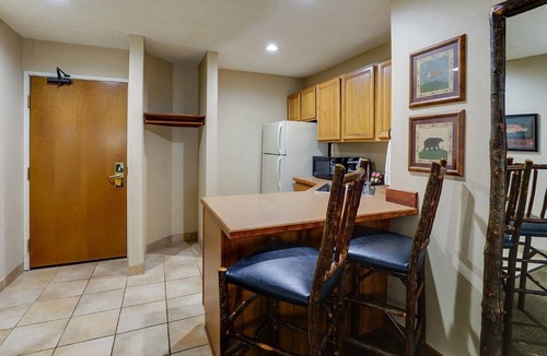 Peoria Hotel | Unique Lodgings with Panoramic Views in Scenic Illinois | 3 Units