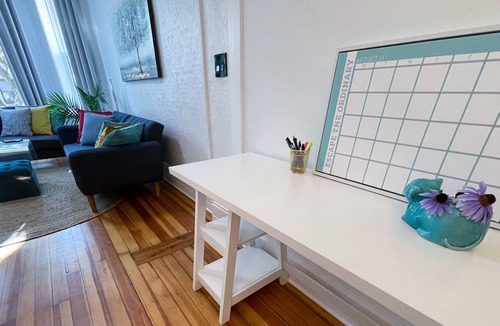 Lakeview Condo | Unit 2 - Perfect Wrigleyville Stay