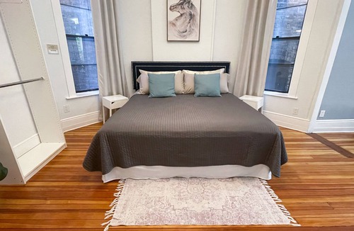 Lakeview Condo | Unit 2 - Perfect Wrigleyville Stay