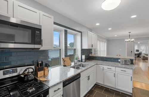 West Ridge Condo | Up to 8 Spacious lovely Chicago-style 3BDR condo. Safe & quiet neighborhood