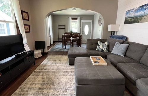 Belleville House | Updated 1-Bedroom w/ King + Full Kitchen & Private Laundry