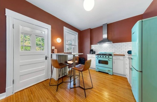 Wrigleyville Apartment | Updated 3 Bedroom Chicago Historic Andersonville