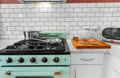 Wrigleyville Apartment | Updated 3 Bedroom Chicago Historic Andersonville