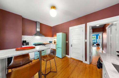 Wrigleyville Apartment | Updated 3 Bedroom Chicago Historic Andersonville