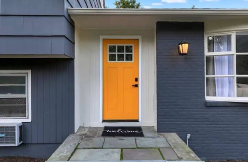 Trumbull House | Updated, cozy single family in Fairfield County