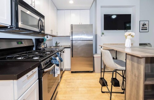 Park West Apartment | Updated, Prime Location, Parking Avail. - LP