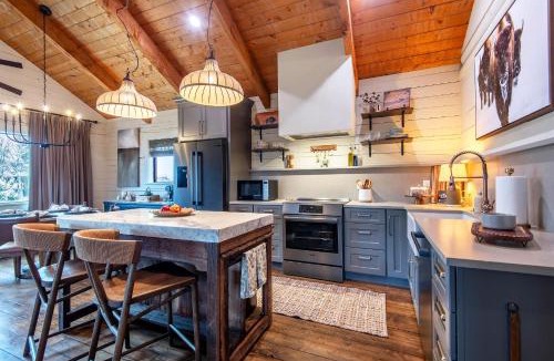 Driggs House | Upscale Designer Log Cabin Cozy Hot Tub Firepit
