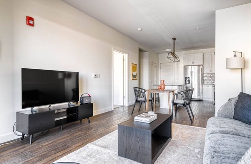 Elmhurst Apartment | Upscale Elmhurst 1BR w/Lounge, Pool & Gym nr Metra, by Blueground