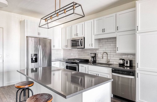 Elmhurst Apartment | Upscale Elmhurst 1BR w/Lounge, Pool & Gym nr Metra, by Blueground