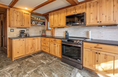 Goreville House | Upscale Lake Cabin with Billiards, Paddle Boards