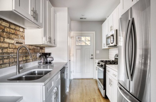 Lakeview Apartment | Upscale Lakeview 2BR w/W/D, patio, walk to Wrigley Field, by Blueground