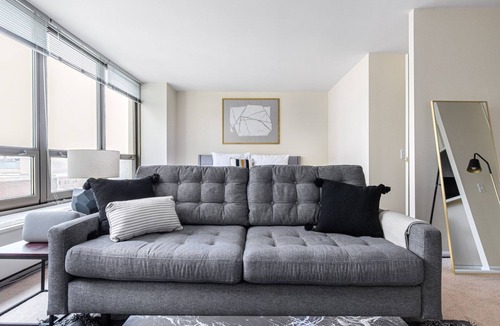 Lake View East Apartment | Upscale Lakeview Studio w/ Rooftop Pool near Wrigley Field, by Blueground