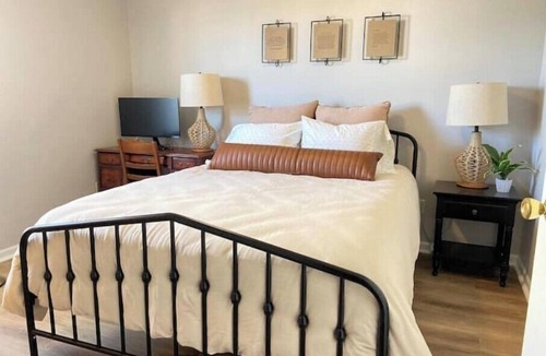 Bourbonnais Apartment | Upside Inn