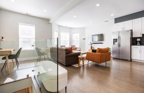 Edgewater Beach Apartment | Uptown Bright & Modern Apt - Steps to Lake, Train, Amazing Food & Free Parking