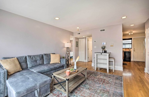 Rogers Park Condo | Urban Chicago Escape ~ 1 Mi to Local Beaches!