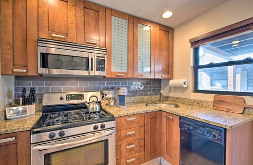 Rogers Park Condo | Urban Chicago Escape ~ 1 Mi to Local Beaches!