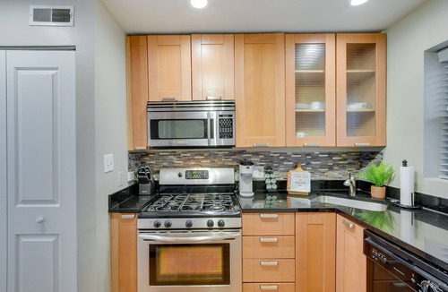 Rogers Park Condo | Urban Chicago Vacation Rental Condo Near Beach!