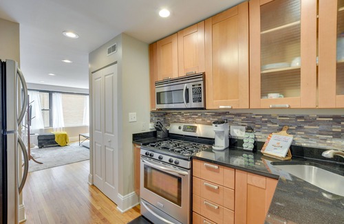 Rogers Park Condo | Urban Chicago Vacation Rental Condo Near Beach!
