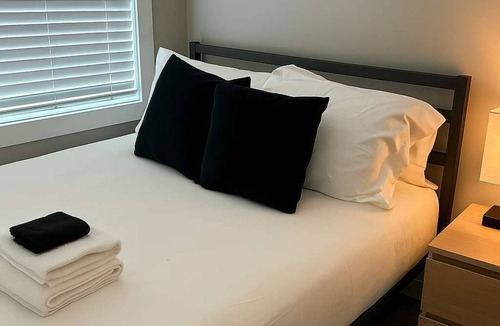 West Town Apartment | Urban Comfort 2BR in West Town