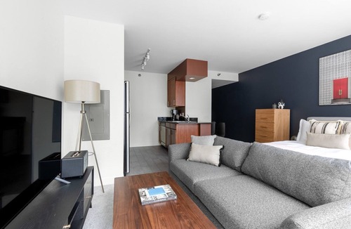 Downtown Chicago Apartment | Urban Loop Studio w/Pool, Gym, nr. Financial District, by Blueground