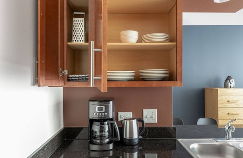 Downtown Chicago Apartment | Urban Loop Studio w/Pool, Gym, nr. Financial District, by Blueground