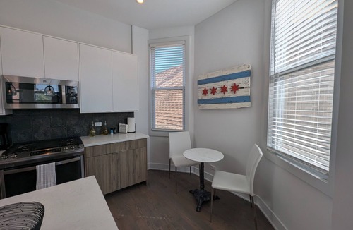 Roscoe Village Apartment | Urban Oasis in Roscoe Village! Pet friendly and family friendly!
