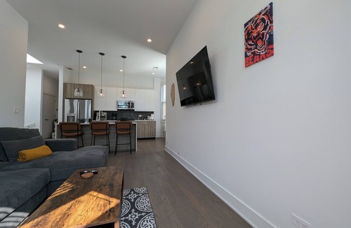 Roscoe Village Apartment | Urban Oasis in Roscoe Village! Pet friendly and family friendly!