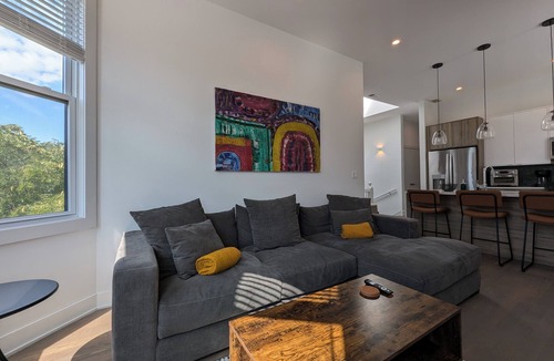 Roscoe Village Apartment | Urban Oasis in Roscoe Village! Pet friendly and family friendly!