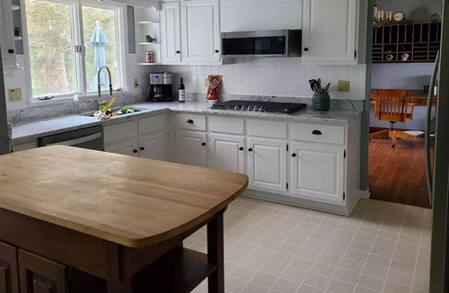 Kent House | Valley view! Outdoor hot tub, 4 bed house.