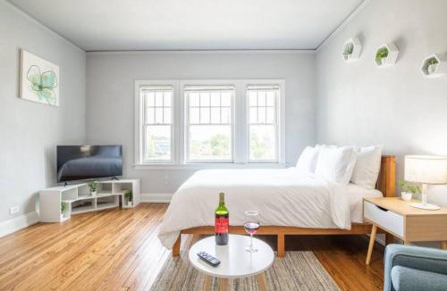 Peoria Apartment | VIBES ON MAIN - Modern Chic Studio in Downtown