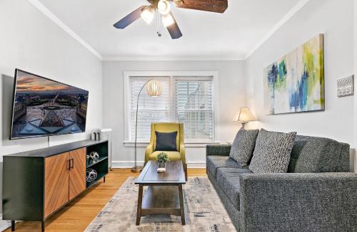 Lakeview Apartment | Vibrant 1BR Apartment in Roscoe Village - Marshfield N3