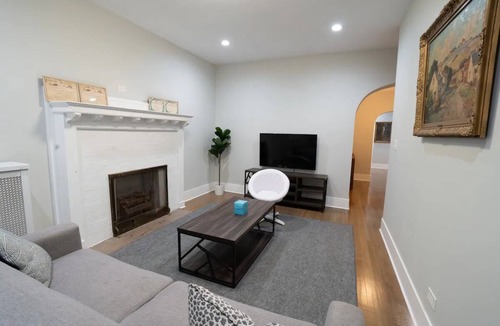 Hyde Park Apartment | Vibrant 4BR Haven in Historic Hyde Park, Near University of Chicago